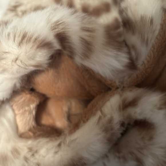 Donna Salyers’ Fabulous Furs Childs shawl/coat. Size Medium - Picture 6 of 7